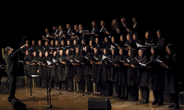 گروه کُر ارسباران به رهبری سرژیک میرزائیان به روی صحنه رفت