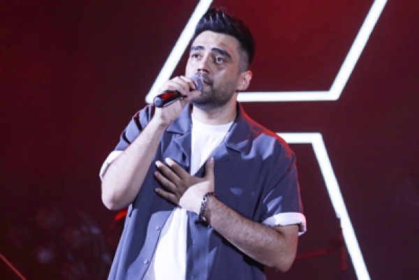 در سالن میلاد نمایشگاه؛ علی منتظری با &laquo;خنده&raquo; روی صحنه رفت/ اجرای قطعه جدید