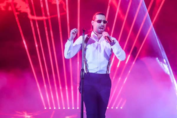 "دسته گل" مجید رضوی در سالن میلاد/ جشن تولد آقای خواننده در پشت صحنه