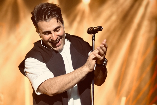 تماشاگران یک&zwnj;صدا &laquo;قاف&raquo; را خواندند/ غافلگیری علیرضا طلیسچی در تهران