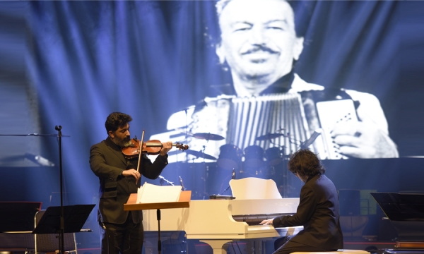 عاشقانه های رضا تاجبخش در وزارت کشور به روی صحنه رفت